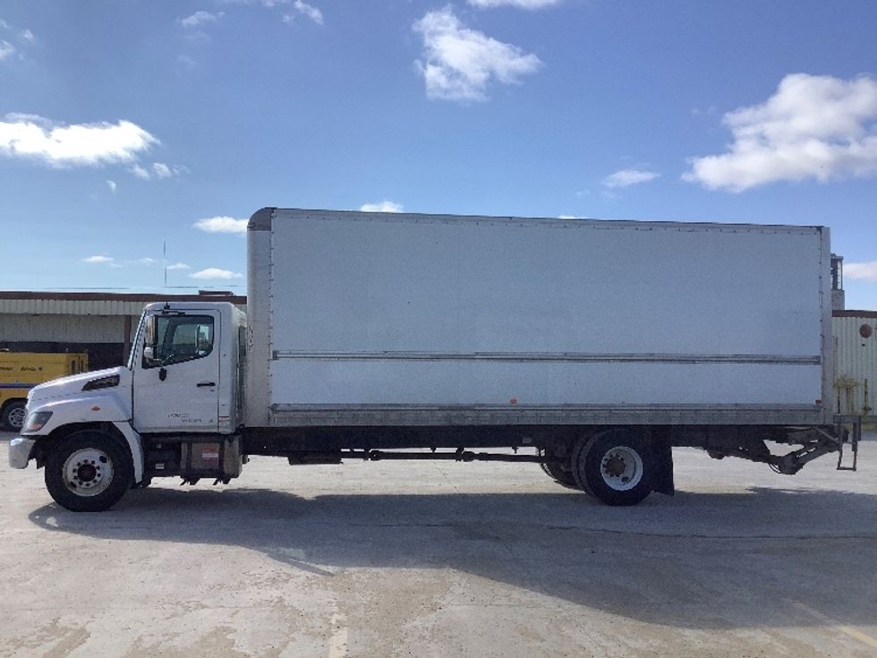 Medium Duty Box Truck-Light and Medium Duty Trucks-Hino-2020-338-Winnipeg-MB-156,786\n\t\tkm-$ 78,500 - Image 4