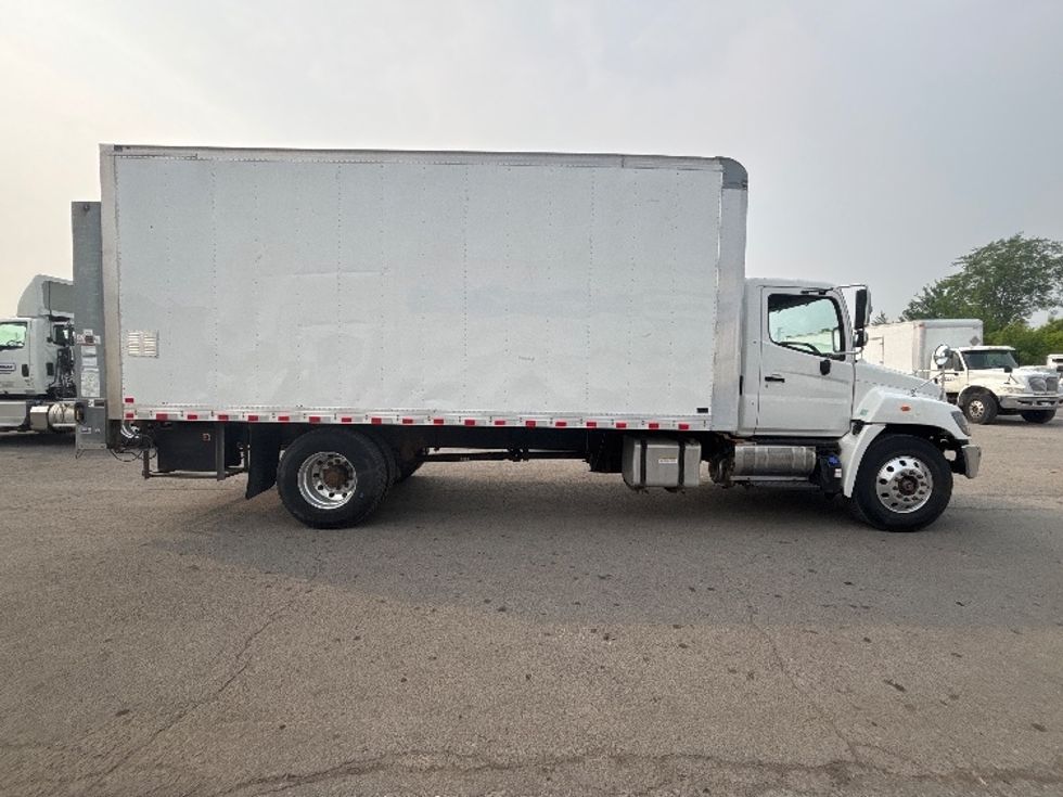 Medium Duty Box Truck-Light and Medium Duty Trucks-Hino-2020-358-Ottawa-ON-129,888\n\t\tkm-$ 73,250 - Image 15