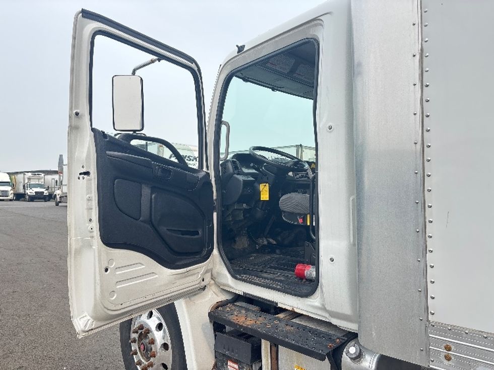 Medium Duty Box Truck-Light and Medium Duty Trucks-Hino-2020-358-Ottawa-ON-129,888\n\t\tkm-$ 73,250 - Image 17