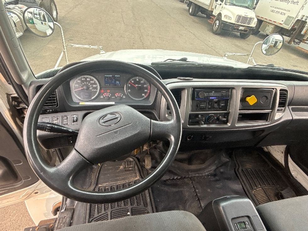 Medium Duty Box Truck-Light and Medium Duty Trucks-Hino-2020-358-Ottawa-ON-129,888\n\t\tkm-$ 73,250 - Image 19