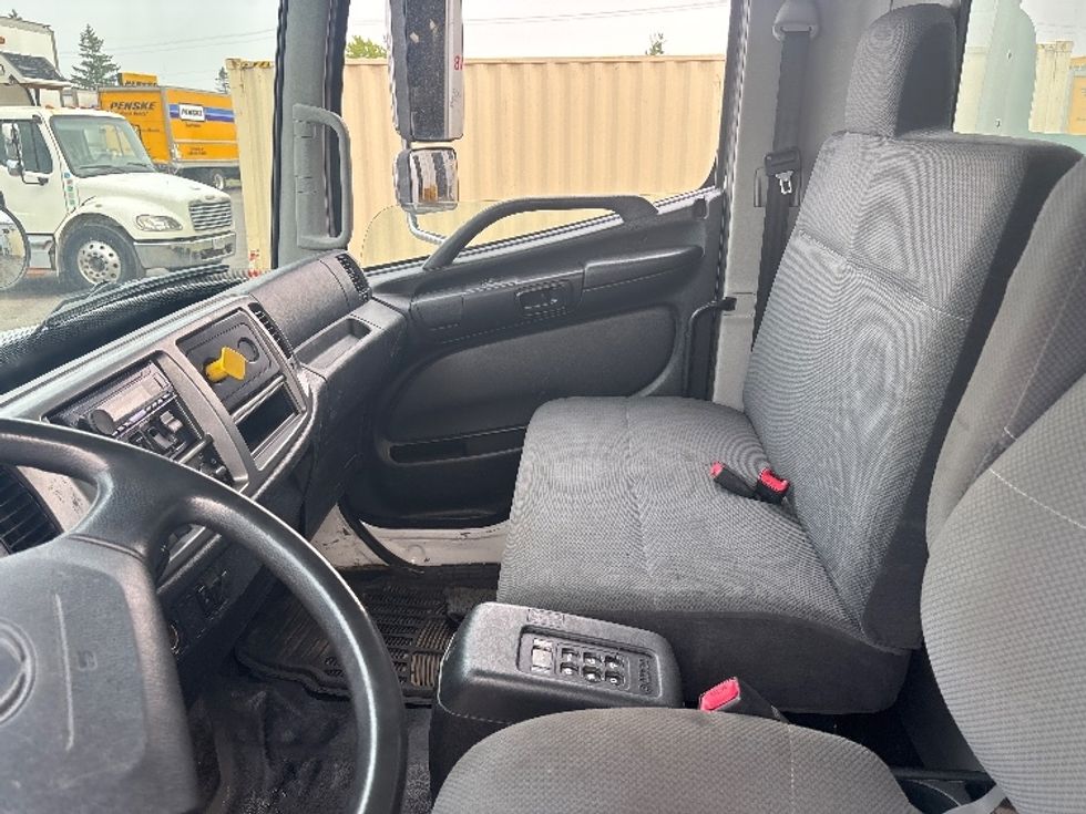 Medium Duty Box Truck-Light and Medium Duty Trucks-Hino-2020-358-Ottawa-ON-129,890\n\t\tkm-$ 76,500 - Image 19