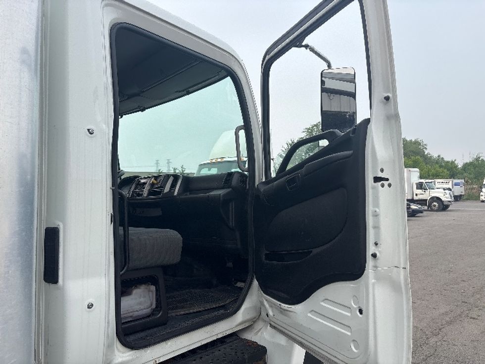 Medium Duty Box Truck-Light and Medium Duty Trucks-Hino-2020-358-Ottawa-ON-129,890\n\t\tkm-$ 76,500 - Image 20