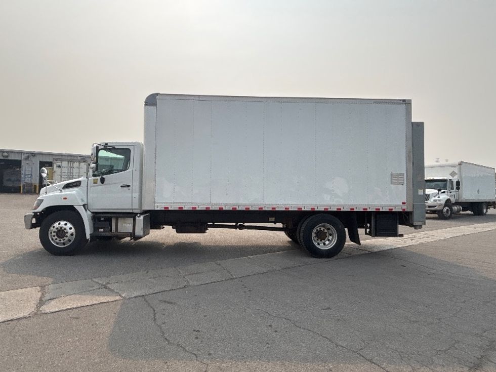 Medium Duty Box Truck-Light and Medium Duty Trucks-Hino-2020-358-Ottawa-ON-129,890\n\t\tkm-$ 76,500 - Image 4