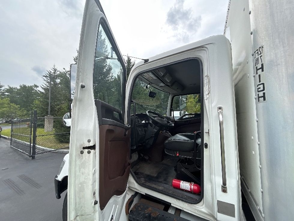 Medium Duty Box Truck-Light and Medium Duty Trucks-Hino-2021-L6-Londonderry-NH-158,117\n\t\tmiles-$ 63,250 - Image 16