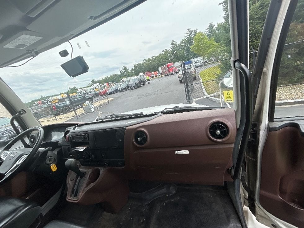 Medium Duty Box Truck-Light and Medium Duty Trucks-Hino-2021-L6-Londonderry-NH-158,117\n\t\tmiles-$ 63,250 - Image 21