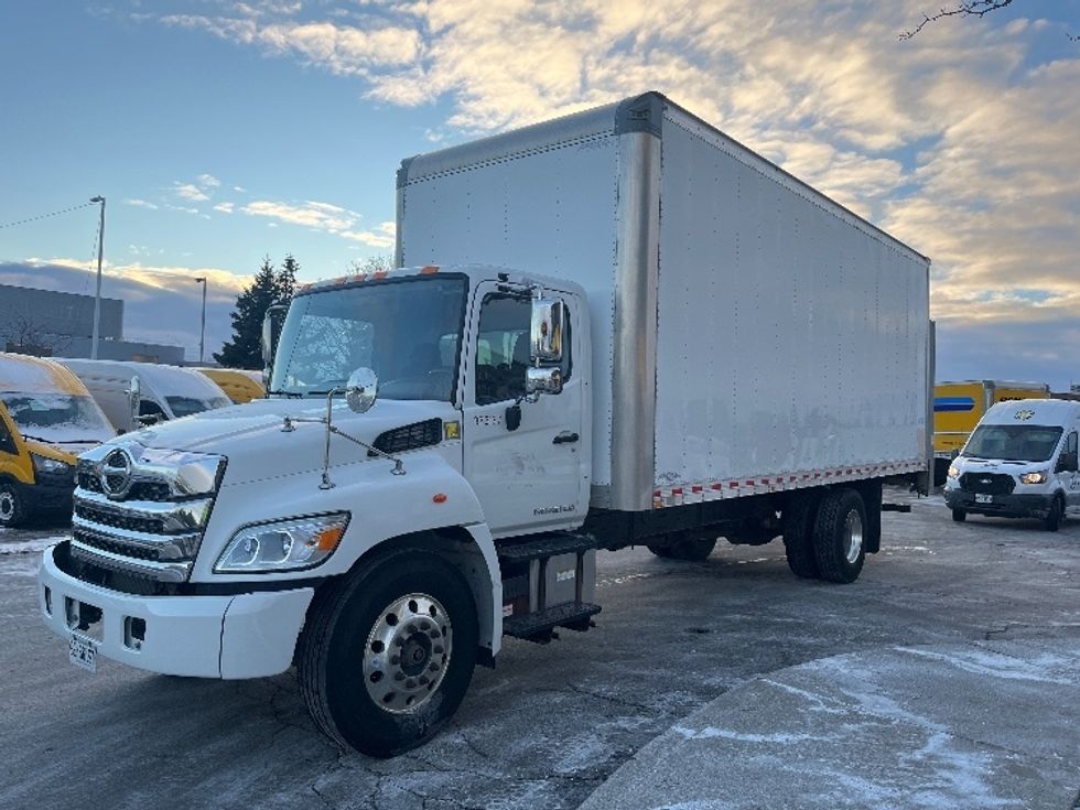 Medium Duty Box Truck-Light and Medium Duty Trucks-Hino-2021-L6-Mississauga-ON-157,627\n\t\tkm-$ 102,750 - Image 1