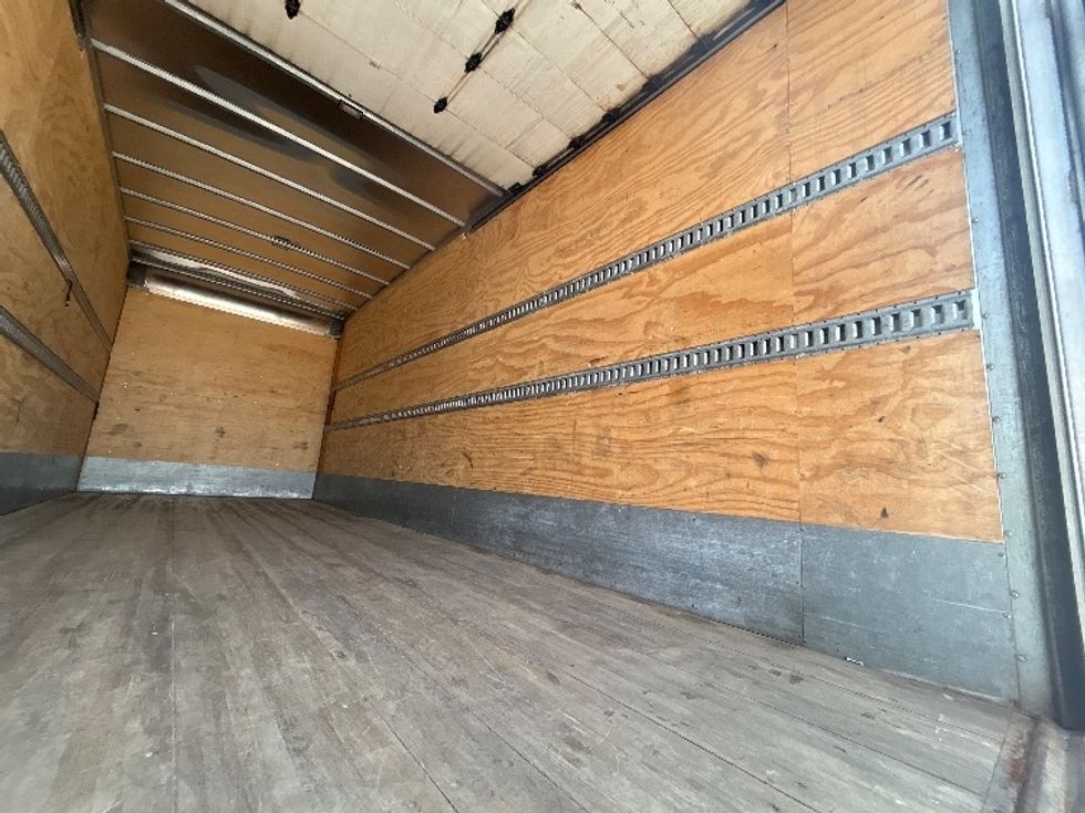 Medium Duty Box Truck-Light and Medium Duty Trucks-Hino-2021-L6-Mississauga-ON-157,627\n\t\tkm-$ 102,750 - Image 10