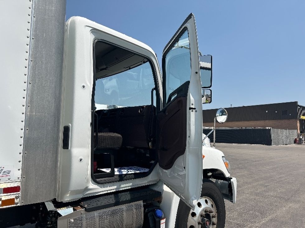 Medium Duty Box Truck-Light and Medium Duty Trucks-Hino-2021-L6-Mississauga-ON-157,627\n\t\tkm-$ 102,750 - Image 18