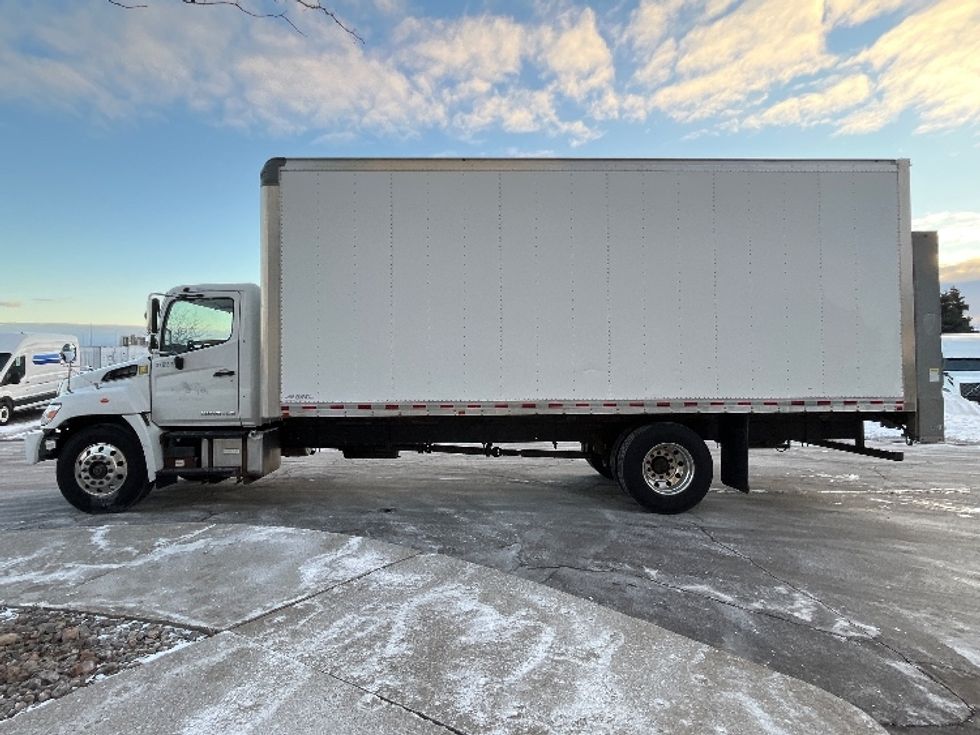 Medium Duty Box Truck-Light and Medium Duty Trucks-Hino-2021-L6-Mississauga-ON-157,627\n\t\tkm-$ 102,750 - Image 2