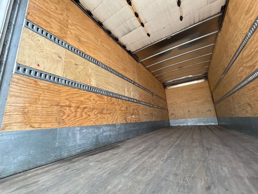 Medium Duty Box Truck-Light and Medium Duty Trucks-Hino-2021-L6-Mississauga-ON-157,627\n\t\tkm-$ 102,750 - Image 9