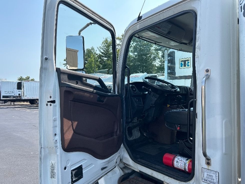 Medium Duty Box Truck-Light and Medium Duty Trucks-Hino-2021-L6-Norton-MA-407,998\n\t\tmiles-$ 26,000 - Image 15
