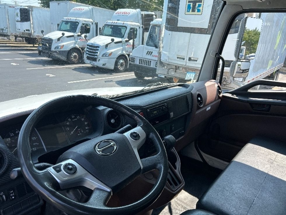 Medium Duty Box Truck-Light and Medium Duty Trucks-Hino-2021-L6-Norton-MA-407,998\n\t\tmiles-$ 26,000 - Image 16