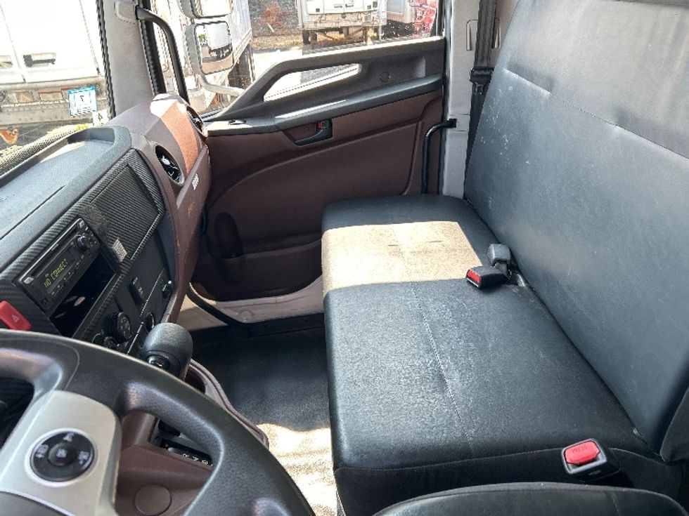 Medium Duty Box Truck-Light and Medium Duty Trucks-Hino-2021-L6-Norton-MA-407,998\n\t\tmiles-$ 26,000 - Image 18