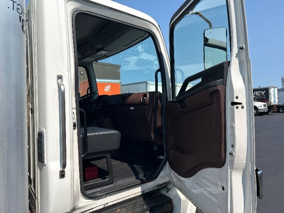 Medium Duty Box Truck-Light and Medium Duty Trucks-Hino-2021-L6-Norton-MA-407,998\n\t\tmiles-$ 26,000 - Image 19