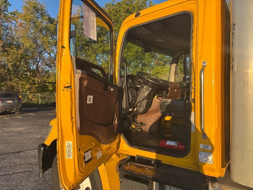 Medium Duty Box Truck-Light and Medium Duty Trucks-Hino-2023-L6-Brook Park-OH-341,919\n\t\tmiles-$ 36,000 - Image 16