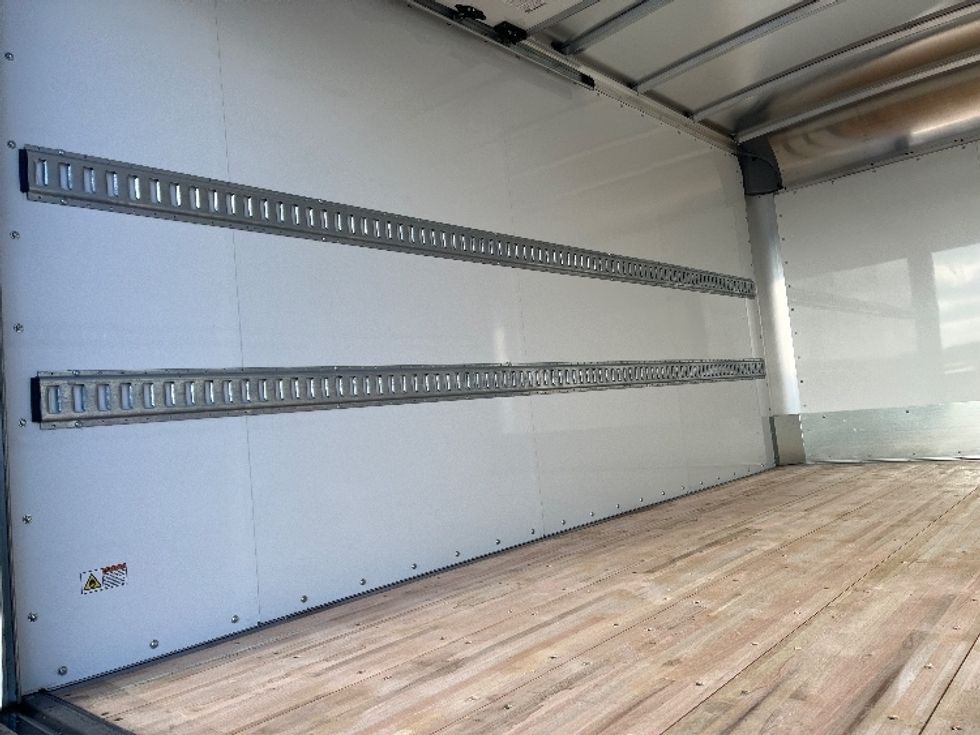 Medium Duty Box Truck-Light and Medium Duty Trucks-Hino-2025-L6-Fort Wayne-IN-64\n\t\tmiles-$ 86,000 - Image 10