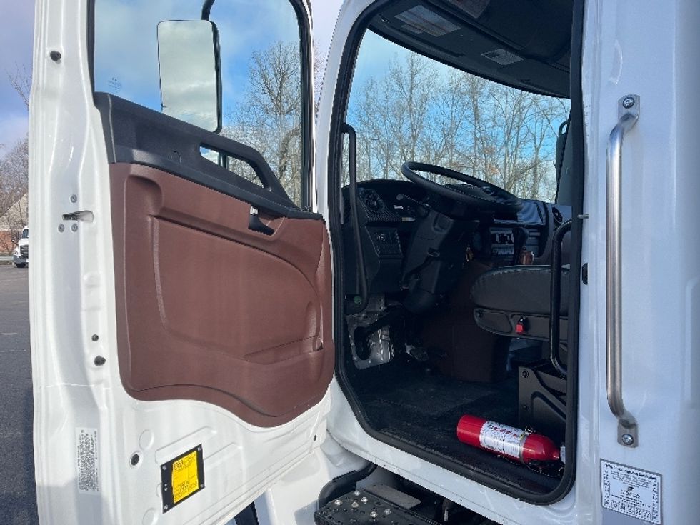 Medium Duty Box Truck-Light and Medium Duty Trucks-Hino-2025-L6-Fort Wayne-IN-64\n\t\tmiles-$ 86,000 - Image 15