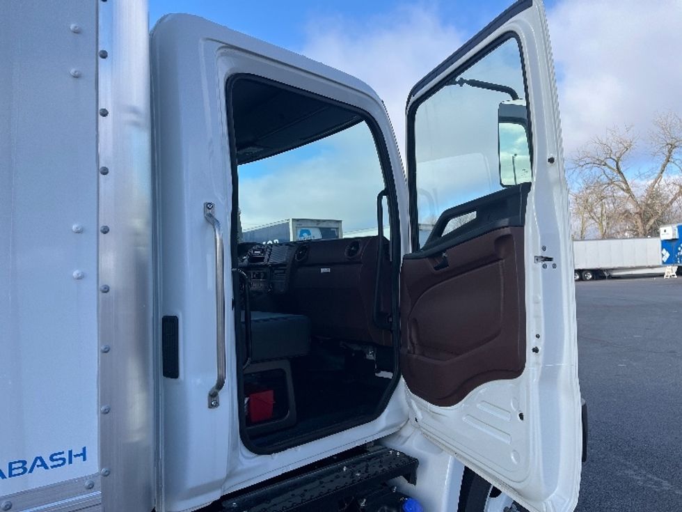 Medium Duty Box Truck-Light and Medium Duty Trucks-Hino-2025-L6-Fort Wayne-IN-64\n\t\tmiles-$ 86,000 - Image 19