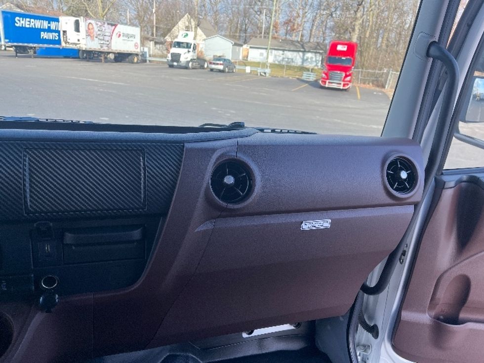 Medium Duty Box Truck-Light and Medium Duty Trucks-Hino-2025-L6-Fort Wayne-IN-64\n\t\tmiles-$ 86,000 - Image 20