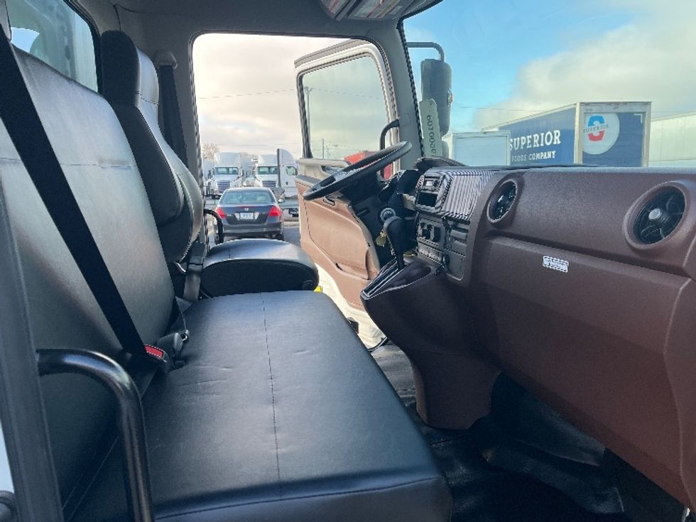 Medium Duty Box Truck-Light and Medium Duty Trucks-Hino-2025-L6-Fort Wayne-IN-64\n\t\tmiles-$ 86,000 - Image 21
