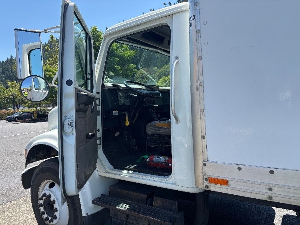 Medium Duty Box Truck-Light and Medium Duty Trucks-International-2001-4700-Portland-OR-184,969\n\t\tmiles-$ 7,500 - Image 16