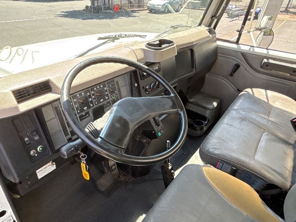 Medium Duty Box Truck-Light and Medium Duty Trucks-International-2001-4700-Portland-OR-184,969\n\t\tmiles-$ 7,500 - Image 17