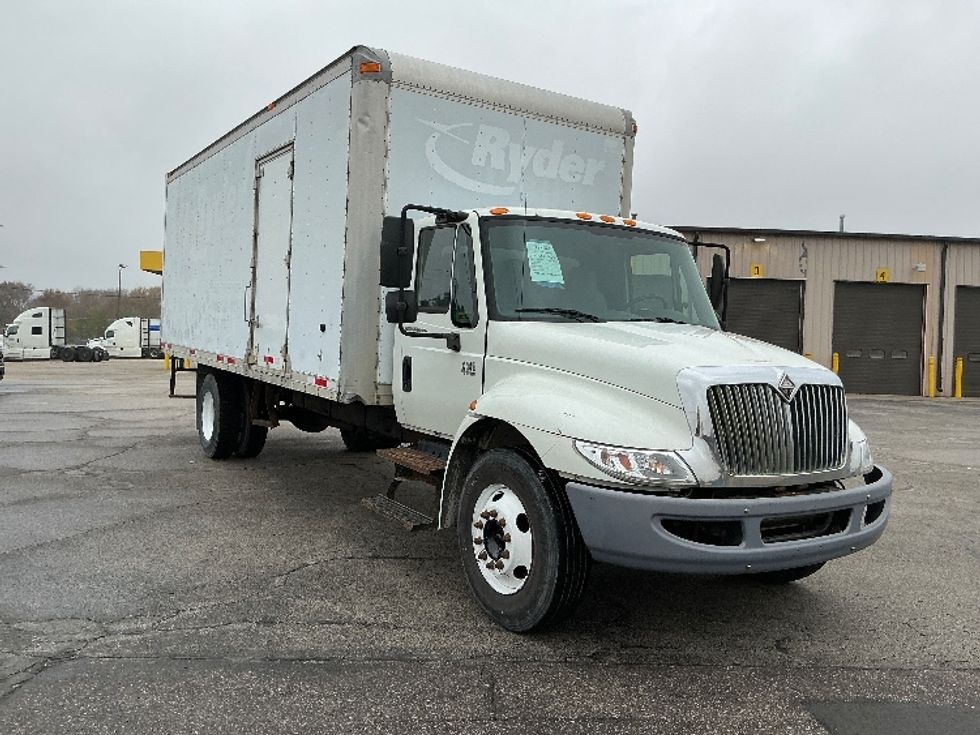 Medium Duty Box Truck-Light and Medium Duty Trucks-International-2006-4300-Elkhart-IN-298,575\n\t\tmiles-$ 9,500 - Image 1