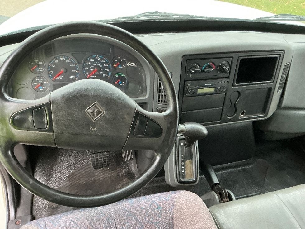 Medium Duty Box Truck-Light and Medium Duty Trucks-International-2006-4300-Elkhart-IN-298,575\n\t\tmiles-$ 9,500 - Image 17