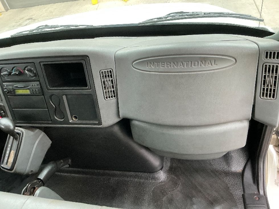 Medium Duty Box Truck-Light and Medium Duty Trucks-International-2006-4300-Elkhart-IN-298,575\n\t\tmiles-$ 9,500 - Image 20