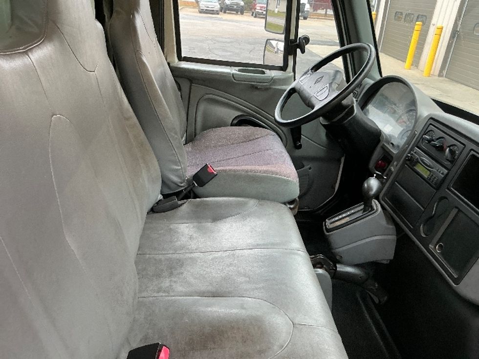 Medium Duty Box Truck-Light and Medium Duty Trucks-International-2006-4300-Elkhart-IN-298,575\n\t\tmiles-$ 9,500 - Image 21