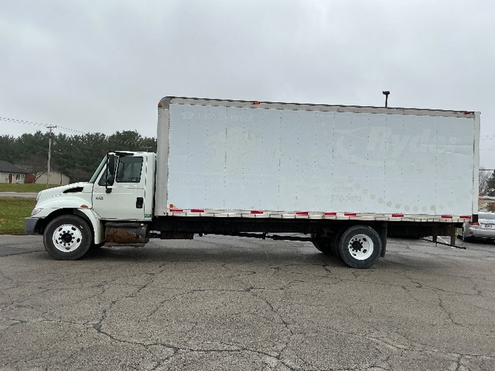 Medium Duty Box Truck-Light and Medium Duty Trucks-International-2006-4300-Elkhart-IN-298,575\n\t\tmiles-$ 9,500 - Image 4