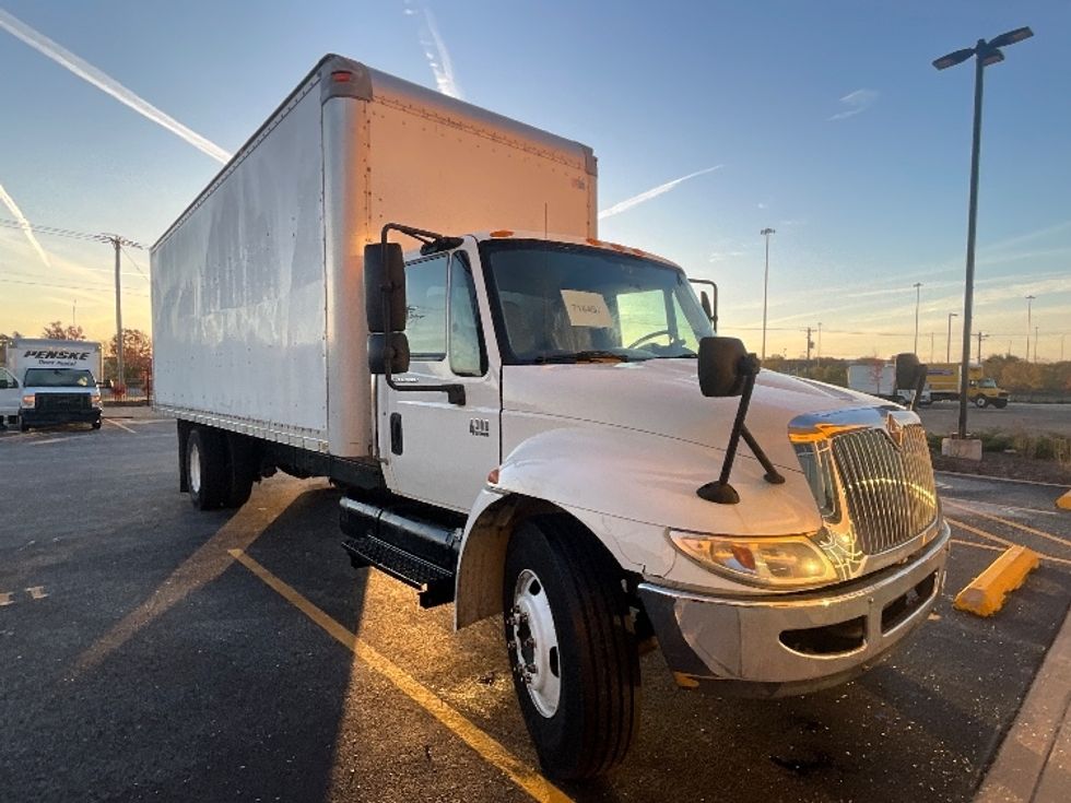 Medium Duty Box Truck-Light and Medium Duty Trucks-International-2006-4300LP-East Chicago-IN-253,346\n\t\tmiles-$ 6,000 - Image 1