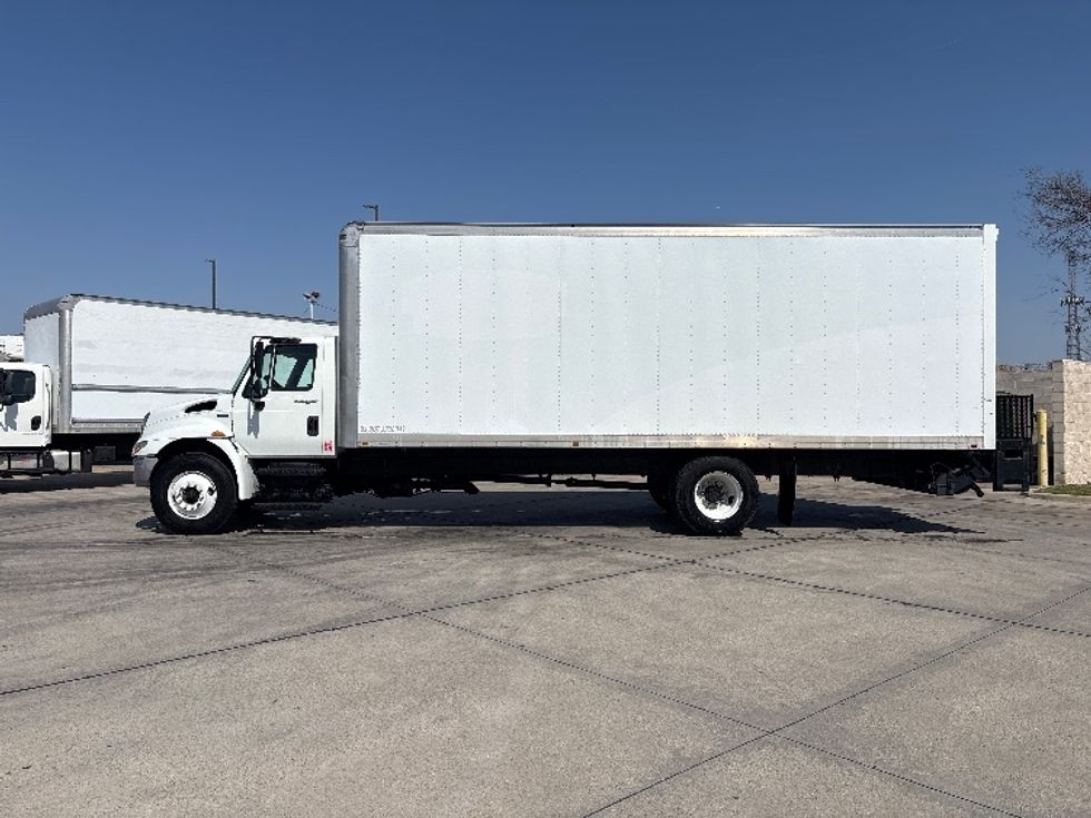 Medium Duty Box Truck-Light and Medium Duty Trucks-International-2013-4300-Arlington-TX-196,283\n\t\tmiles-$ 24,000 - Image 4
