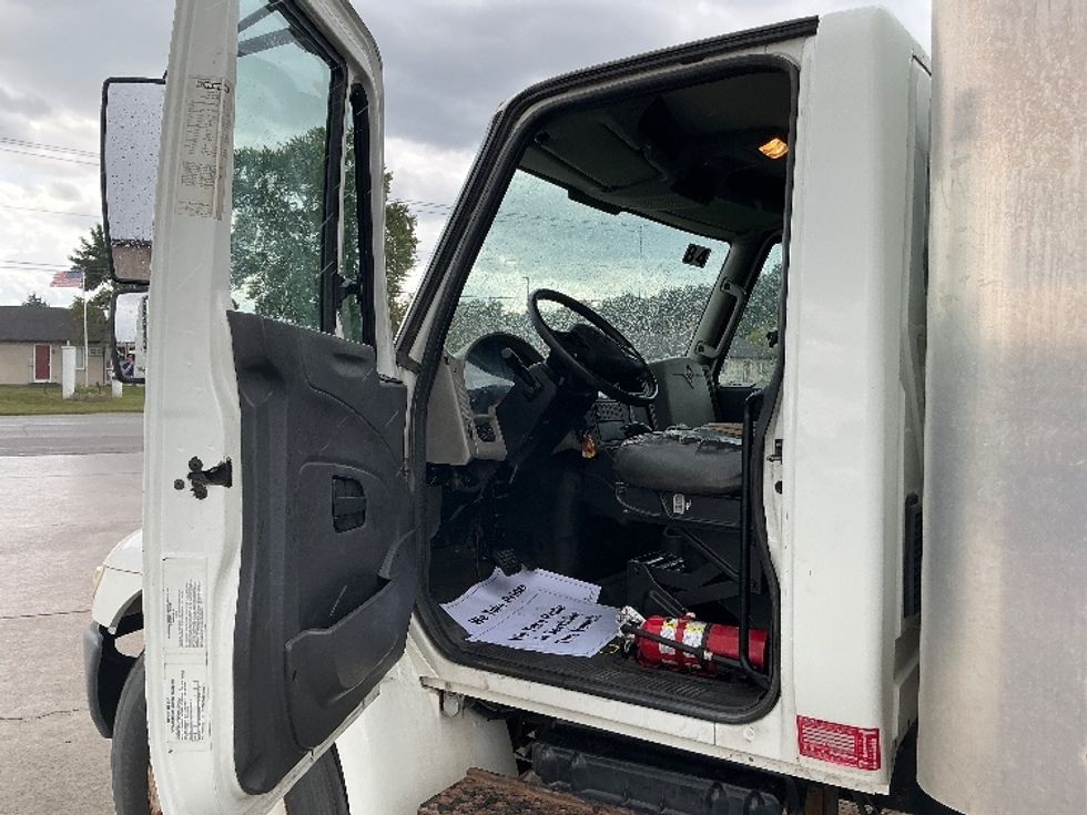 Medium Duty Box Truck-Light and Medium Duty Trucks-International-2015-4300-Elkhart-IN-159,001\n\t\tmiles-$ 12,000 - Image 16