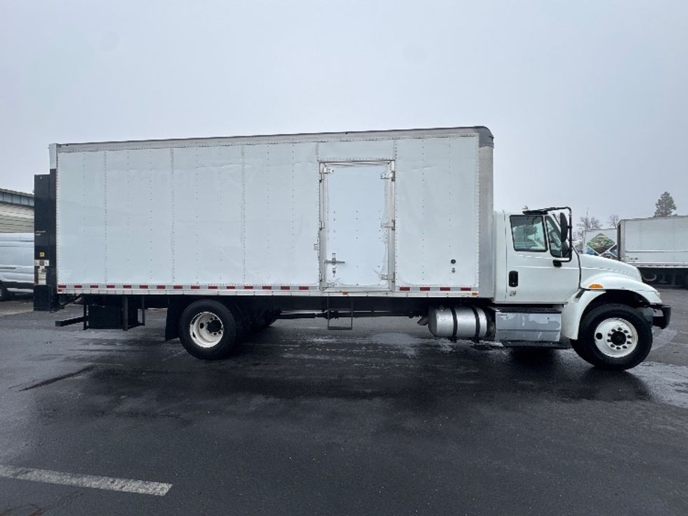 Medium Duty Box Truck-Light and Medium Duty Trucks-International-2016-4300-West Sacramento-CA-102,171\n\t\tmiles-$ 47,000 - Image 22