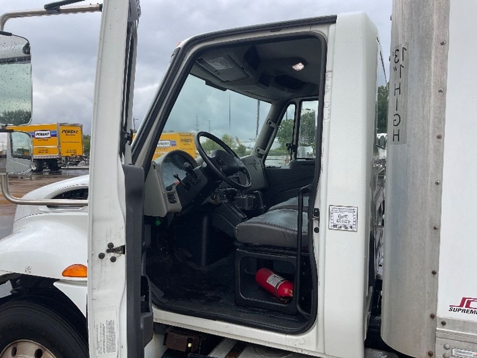 Medium Duty Box Truck-Light and Medium Duty Trucks-International-2017-4300-Milwaukee-WI-96,409\n\t\tmiles-$ 39,750 - Image 16