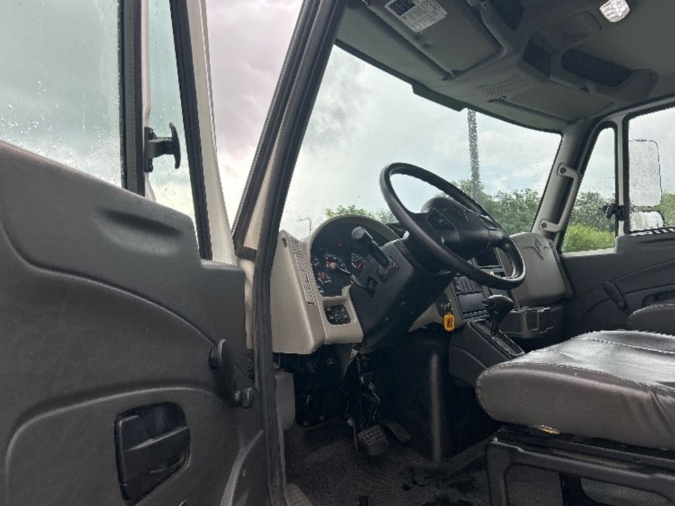 Medium Duty Box Truck-Light and Medium Duty Trucks-International-2017-4300-Windsor-WI-86,357\n\t\tmiles-$ 44,250 - Image 15