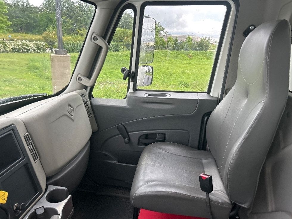 Medium Duty Box Truck-Light and Medium Duty Trucks-International-2017-4300-Windsor-WI-86,357\n\t\tmiles-$ 44,250 - Image 18