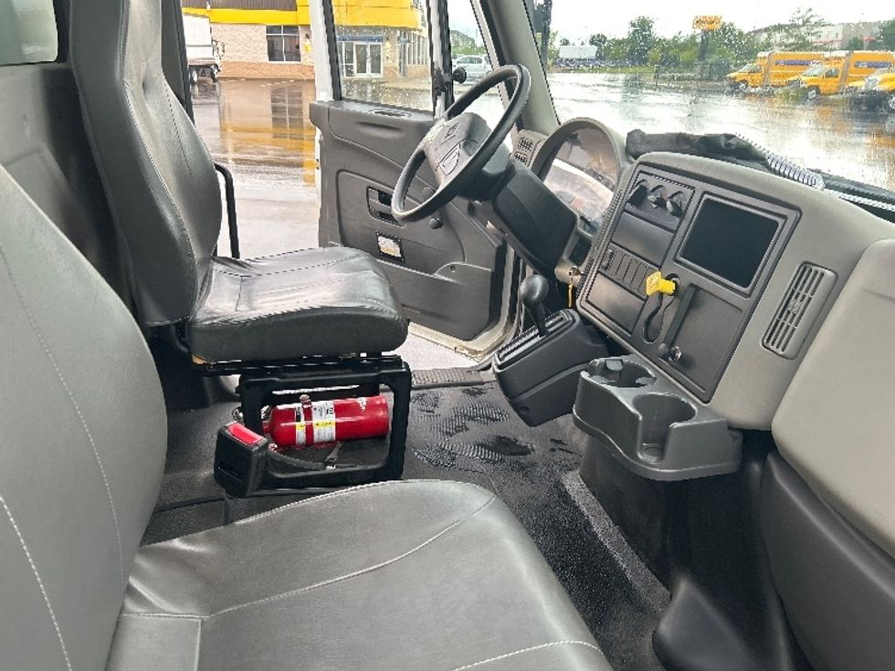 Medium Duty Box Truck-Light and Medium Duty Trucks-International-2017-4300-Windsor-WI-86,357\n\t\tmiles-$ 44,250 - Image 21