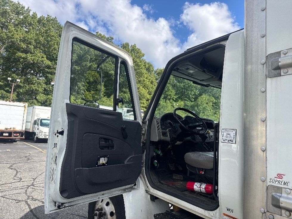 Medium Duty Box Truck-Light and Medium Duty Trucks-International-2018-4300-Braintree-MA-280,435\n\t\tmiles-$ 33,500 - Image 16