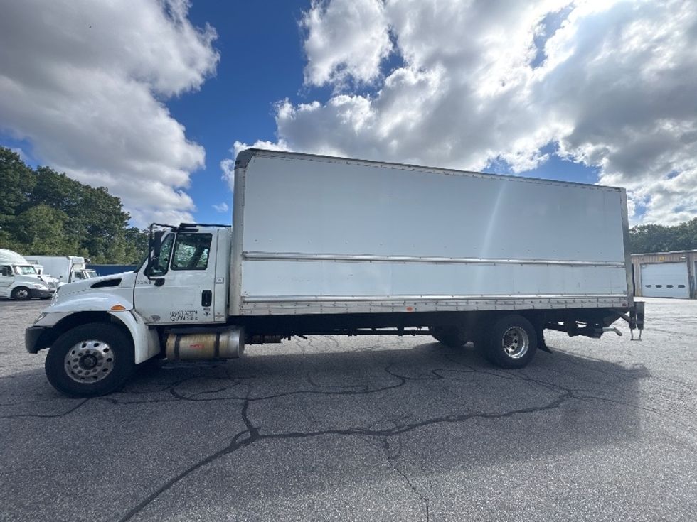 Medium Duty Box Truck-Light and Medium Duty Trucks-International-2018-4300-Braintree-MA-280,435\n\t\tmiles-$ 33,500 - Image 4