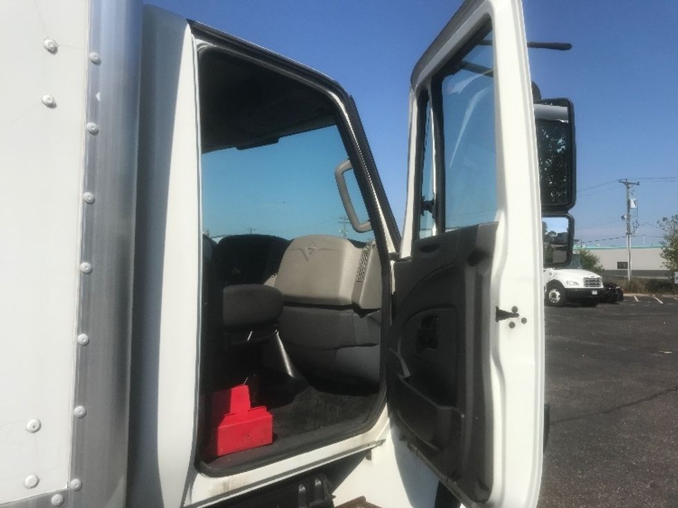 Medium Duty Box Truck-Light and Medium Duty Trucks-International-2018-4300-Brooklyn Park-MN-204,767\n\t\tmiles-$ 26,500 - Image 19