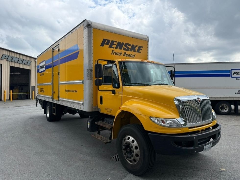 Medium Duty Box Truck-Light and Medium Duty Trucks-International-2018-4300-Burnaby-BC-181,383\n\t\tkm-$ 59,250 - Image 1
