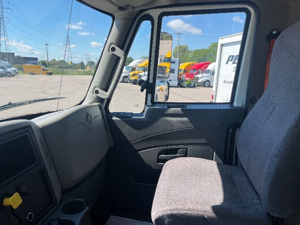 Medium Duty Box Truck-Light and Medium Duty Trucks-International-2018-4300-Byron Center-MI-205,880\n\t\tmiles-$ 29,250 - Image 17