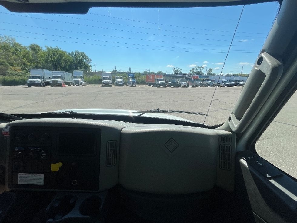 Medium Duty Box Truck-Light and Medium Duty Trucks-International-2018-4300-Byron Center-MI-205,880\n\t\tmiles-$ 29,250 - Image 19
