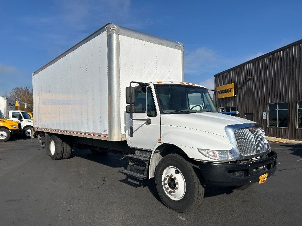 Medium Duty Box Truck-Light and Medium Duty Trucks-International-2018-4300-Clackamas-OR-139,726\n\t\tmiles-$ 46,000 - Image 1