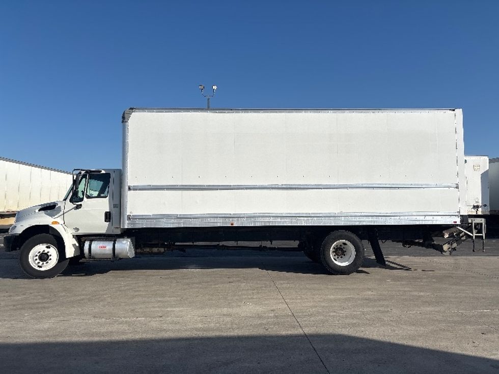 Medium Duty Box Truck-Light and Medium Duty Trucks-International-2018-4300-Columbus-OH-195,030\n\t\tmiles-$ 39,000 - Image 4