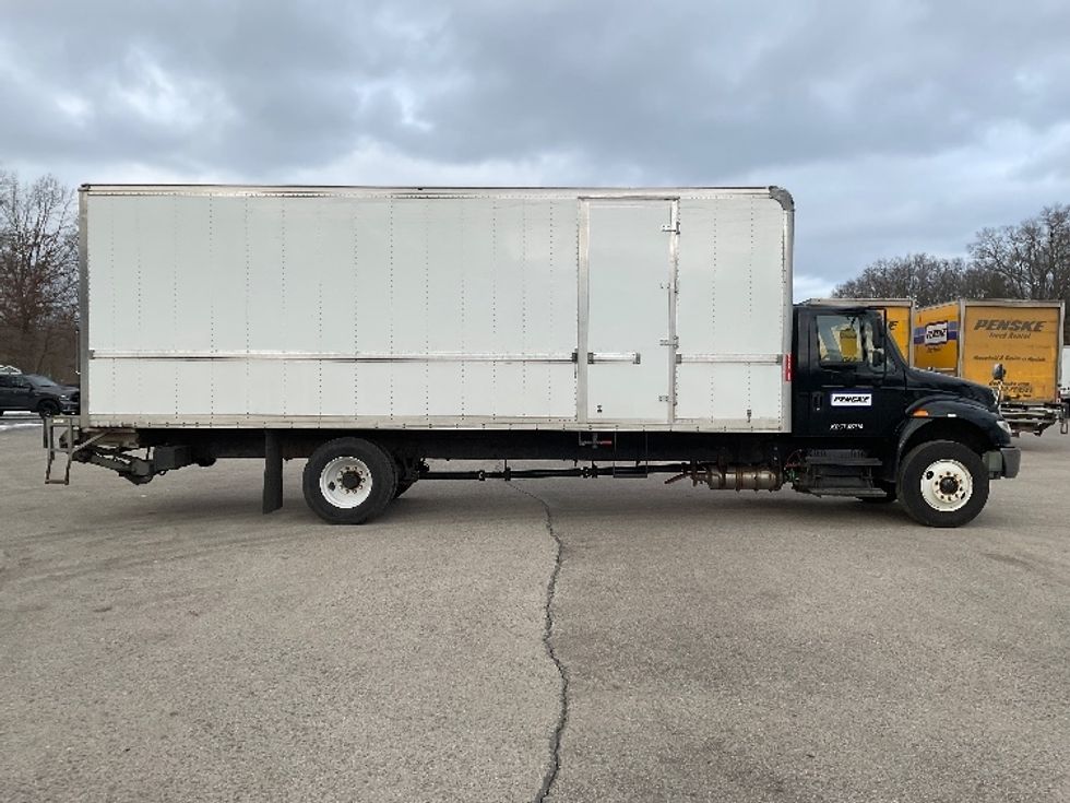 Medium Duty Box Truck-Light and Medium Duty Trucks-International-2018-4300-Conover-NC-199,339\n\t\tmiles-$ 36,500 - Image 15