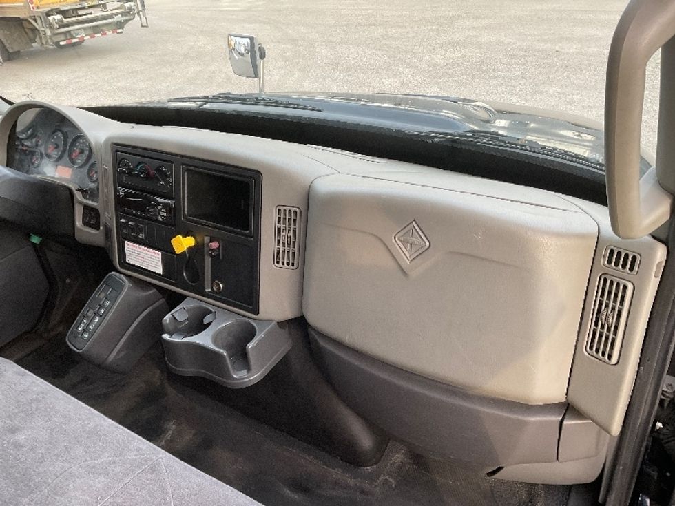 Medium Duty Box Truck-Light and Medium Duty Trucks-International-2018-4300-Conover-NC-199,339\n\t\tmiles-$ 36,500 - Image 21