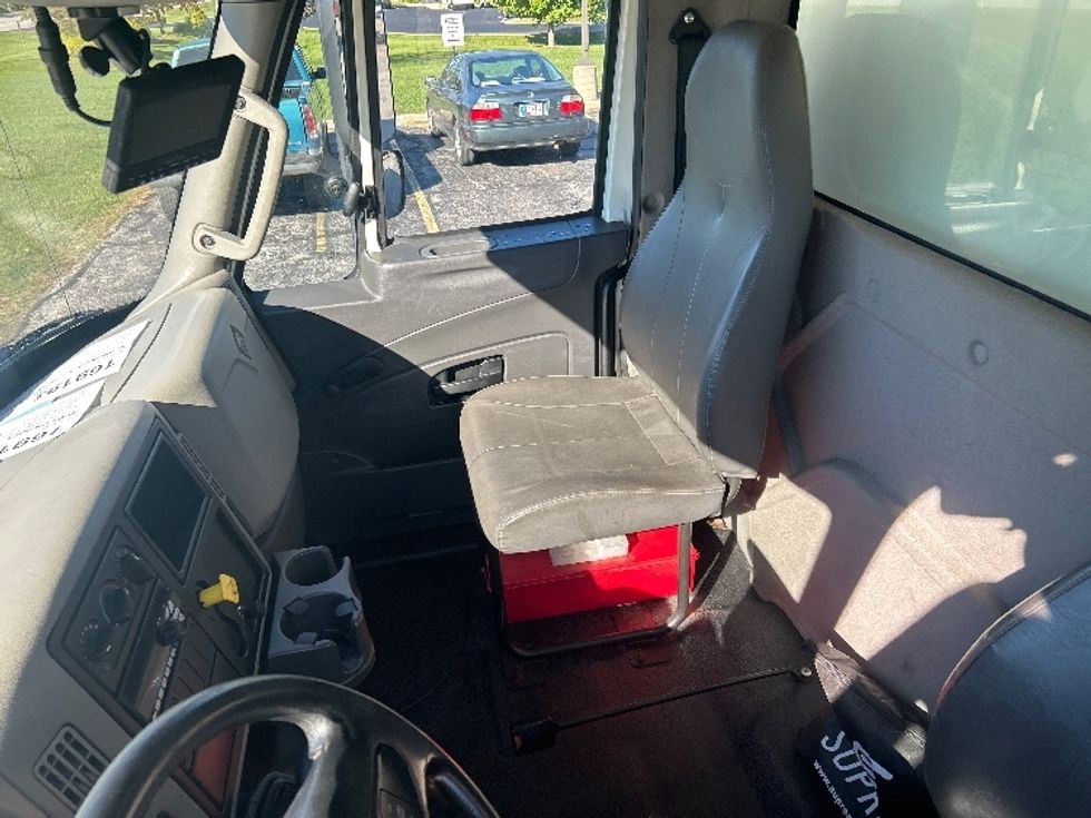 Medium Duty Box Truck-Light and Medium Duty Trucks-International-2018-4300-Elkhart-IN-237,402\n\t\tmiles-$ 33,000 - Image 18